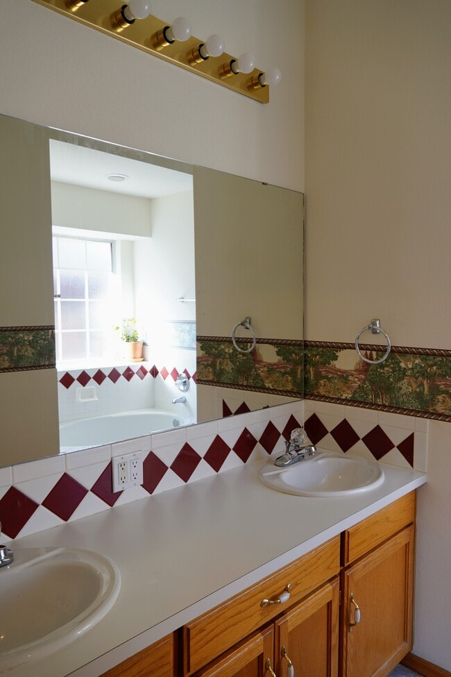 Building Photo - 417 Oakdale Dr