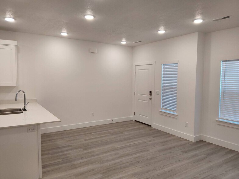 Building Photo - 3165 S 350 W
