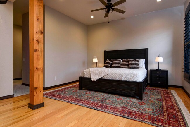 Building Photo - Luxury fully furnished downtown loft 2 bed...