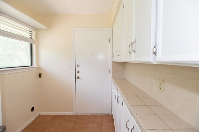 Building Photo - 1013 Ramble Creek Dr