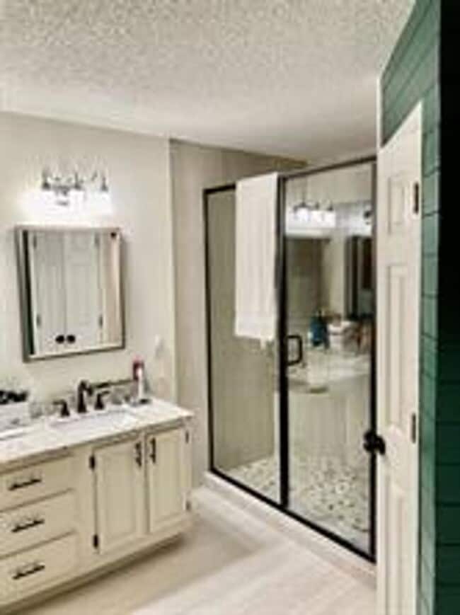 Building Photo - Beautifully Updated 3 Bedroom plus Study i...