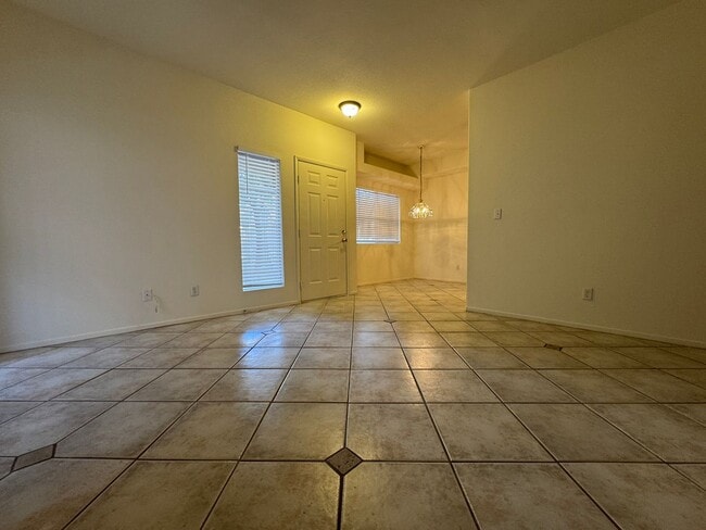 Building Photo - Ground Floor Unit with Tile Floors & Commu...