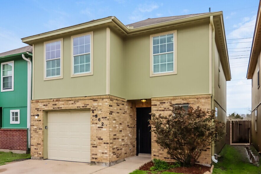 Building Photo - 4962 N Cancun Dr