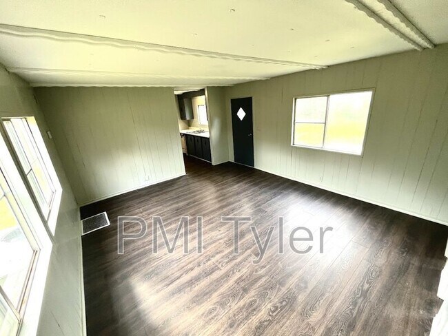 Building Photo - 9049 County Rd 427