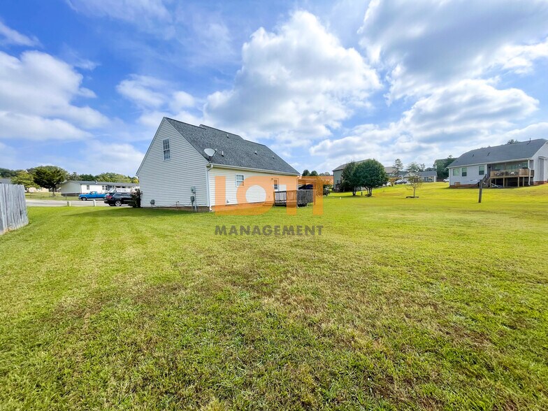 Building Photo - 204 Jarrett Ln