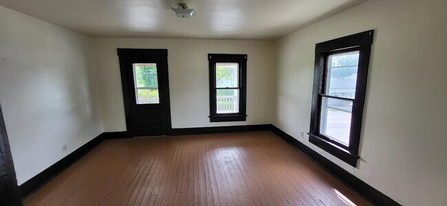 Building Photo - 2 Bedroom Apartment