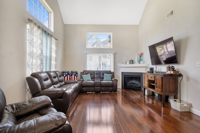 Building Photo - Stunning and Spacious 3 Bedroom 2.5 Bath C...