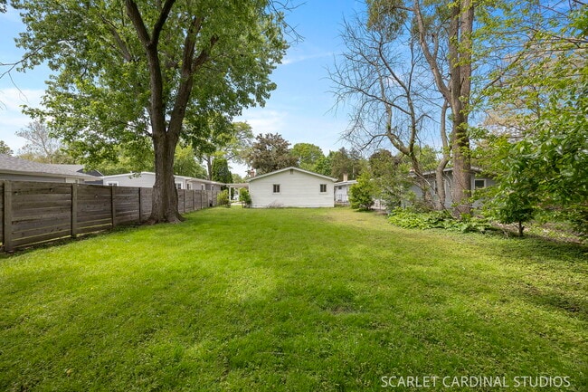 Building Photo - 569 S Park Rd