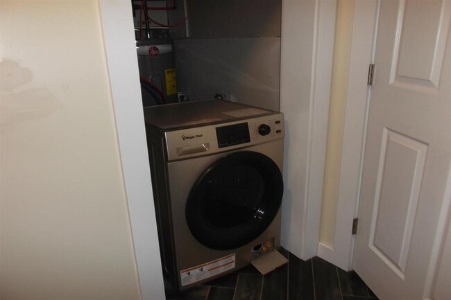 Building Photo - 104 Maple Park