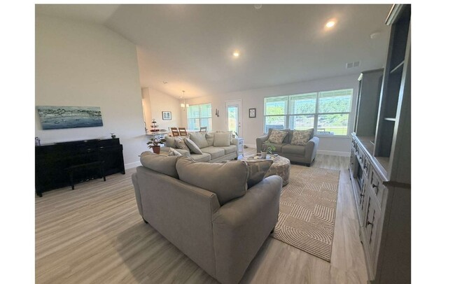 Building Photo - 297 SW Silverpalm Dr