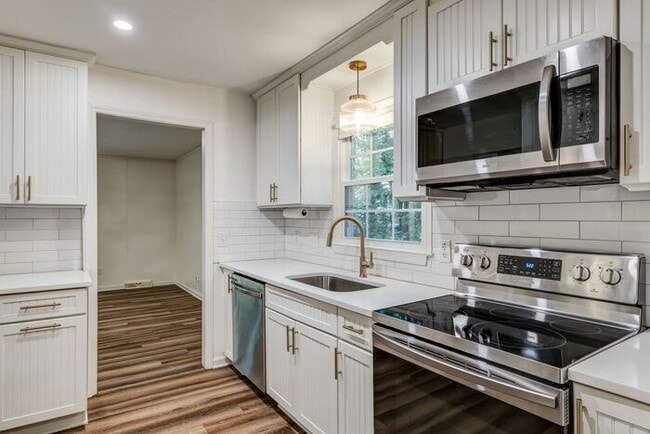 Building Photo - Private Home on Spacious Lot in Browns Sum...