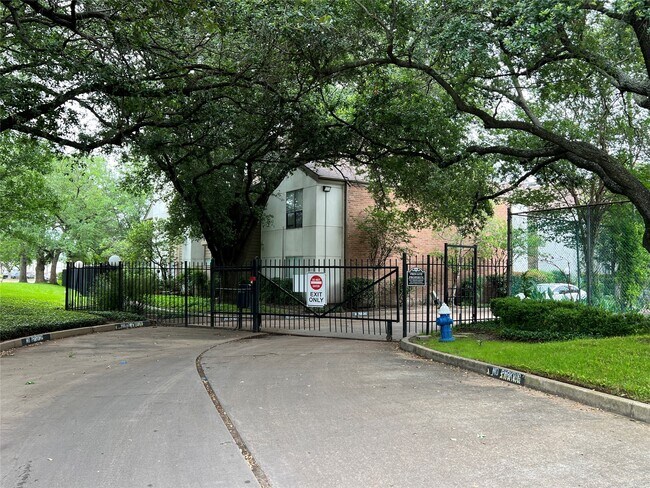 Building Photo - 10053 Westpark Dr