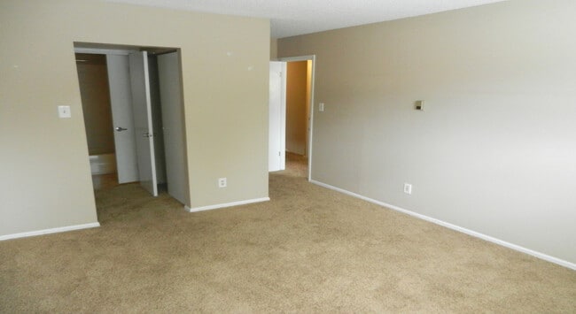 Building Photo - 4150 Monroe Dr