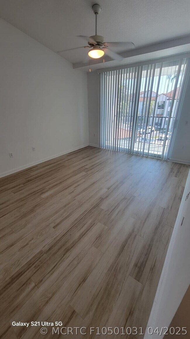 Building Photo - 1220 Villa Cir