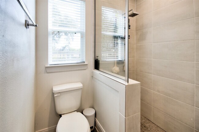 Building Photo - 1909 Maury St