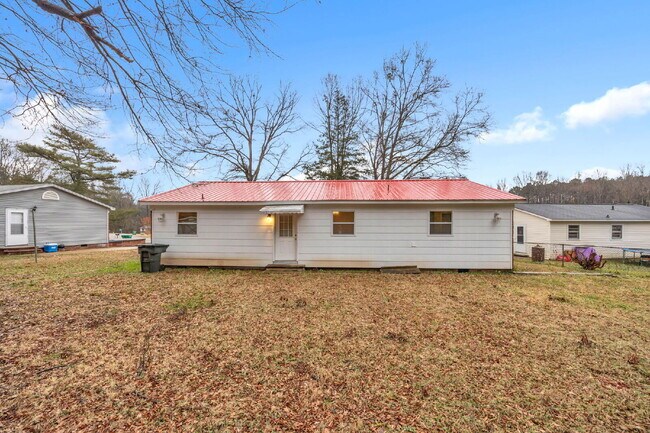 Building Photo - Welcome to your renovated 3-bed, 2-bath gem in scenic Gaffney, SC! $1,450/mo rent