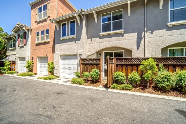 Building Photo - 4-Bedroom Townhome in San Jose!