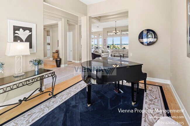 Building Photo - 1550 Summerhill Ln