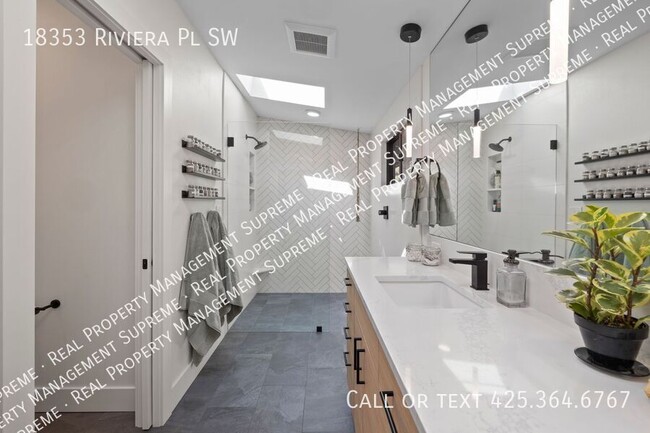 Building Photo - 18353 Riviera Pl SW