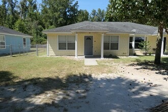 Building Photo - Updated 3 Bedroom 2 Bath Duplex w/Fenced B...