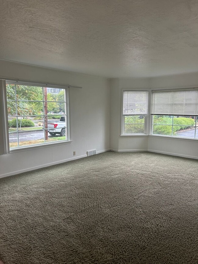 Building Photo - (837) 27th Street Apartments - 1 Bedroom /...