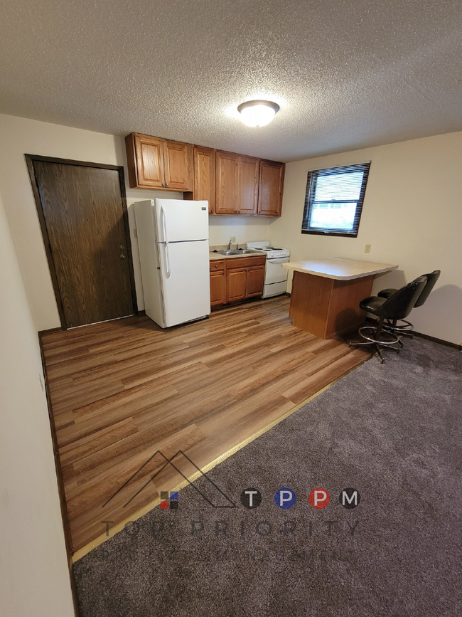 Building Photo - 2 Bedroom | 1 Bathroom Apartment in Waterl...