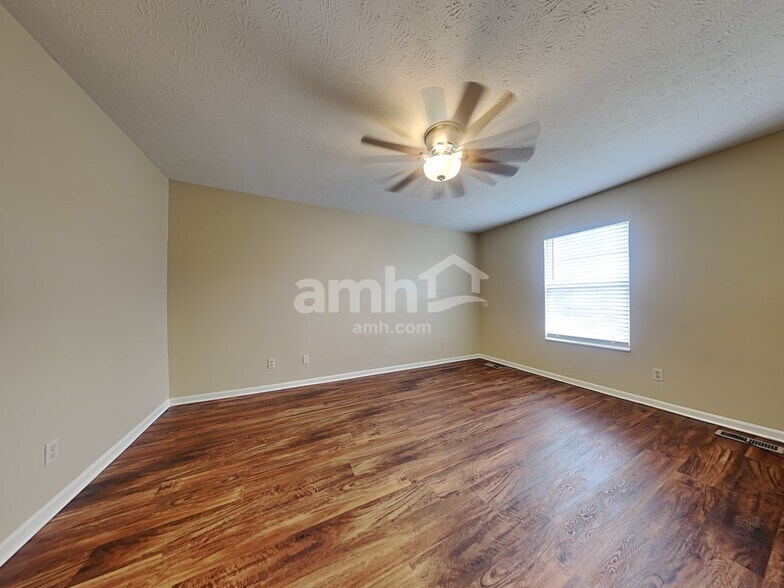 Building Photo - 3679 Shorewood Dr