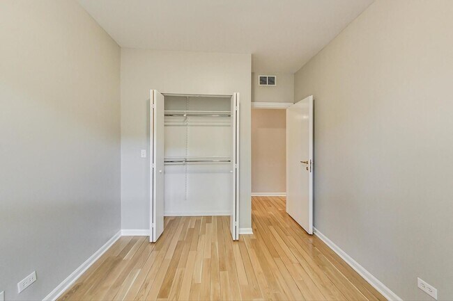 Building Photo - Gorgeous 2 Bed, Plus Sunroom/Office, 1 Bat...
