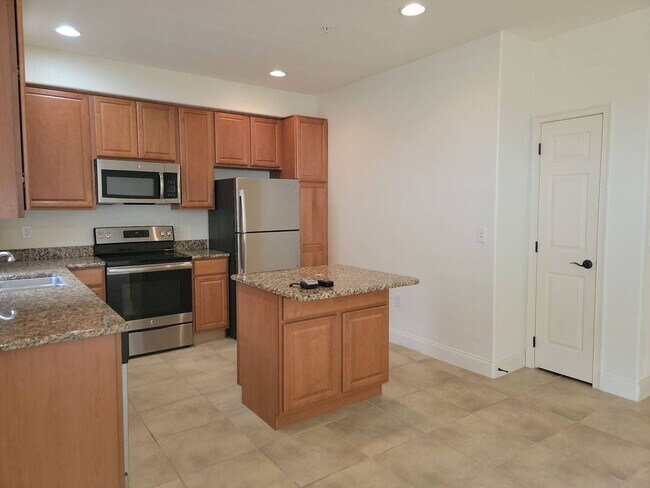Building Photo - 4/2.5 TOWNHOME VILLA in Waterstone-Davenpo...