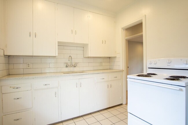 Building Photo - Charming NW 1-Bed Ready Late May!