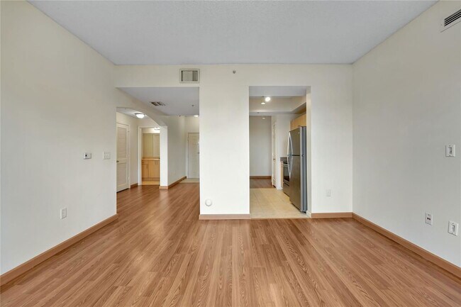 Building Photo - 533 NE 3rd Ave