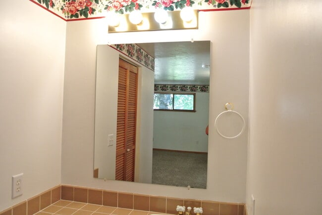 Building Photo - Roomy 2 bedroom 1.5 bathrooms