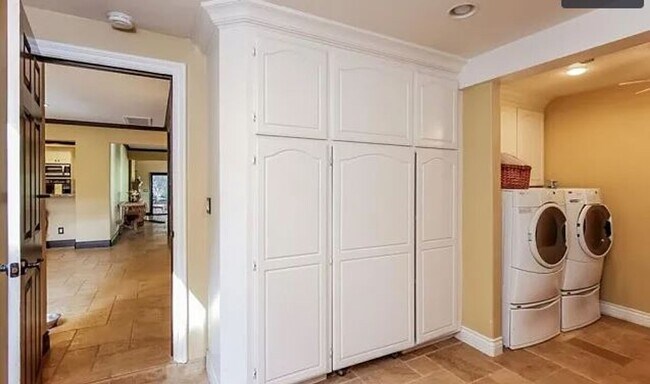 Building Photo - Spacious 5-Bedroom Home for Rent in Prime ...