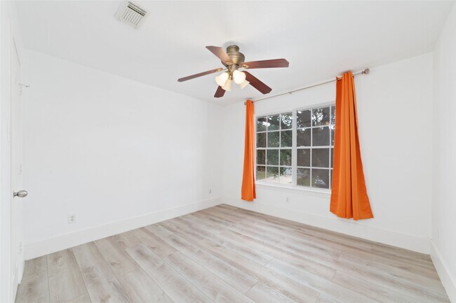 Building Photo - 5214 Bay Pines Dr