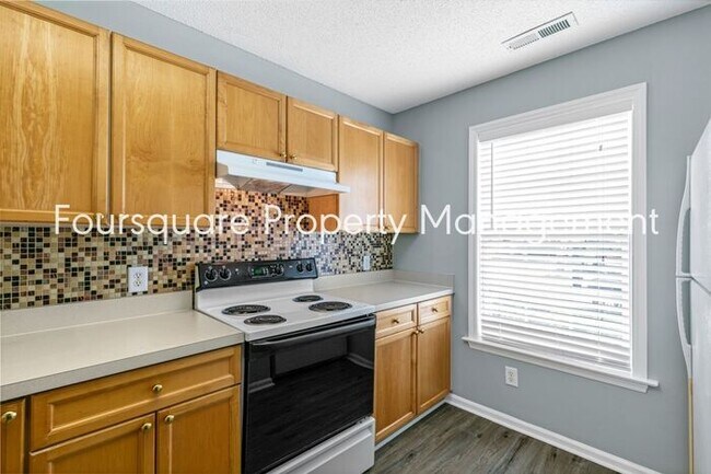 Building Photo - Townhome | Screened Back Porch | Back Pati...