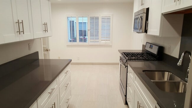 Building Photo - 1830 Kelton Ave