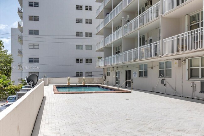 Building Photo - 1300 Lincoln Rd