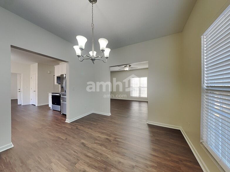 Building Photo - 215 Creekview Dr