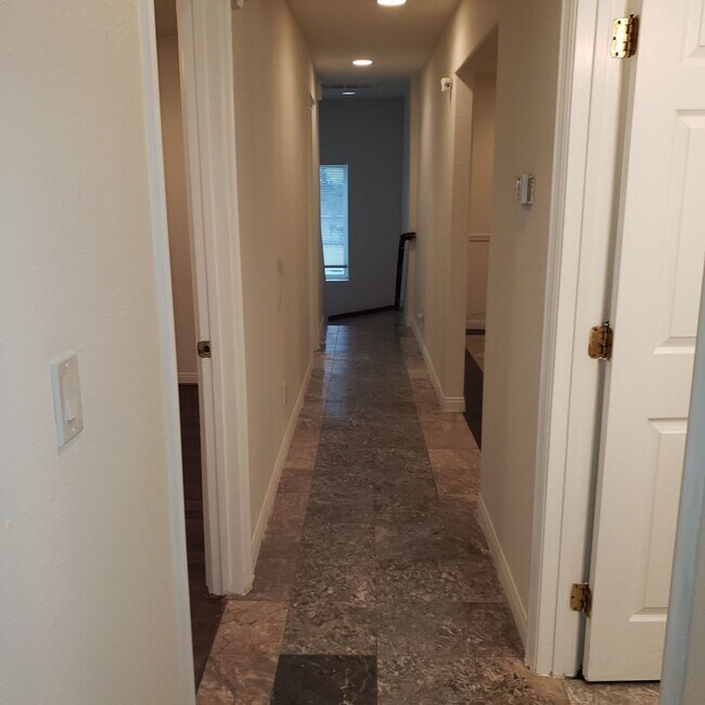 Building Photo - ral611