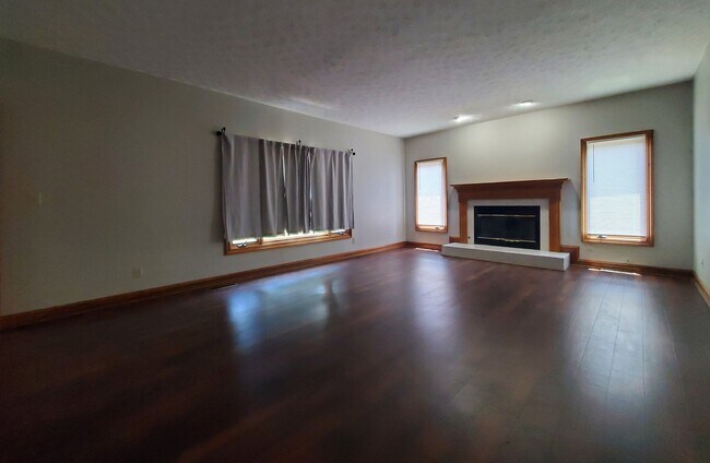 Building Photo - Stunning 4 Bedroom 3.5 Bath Home