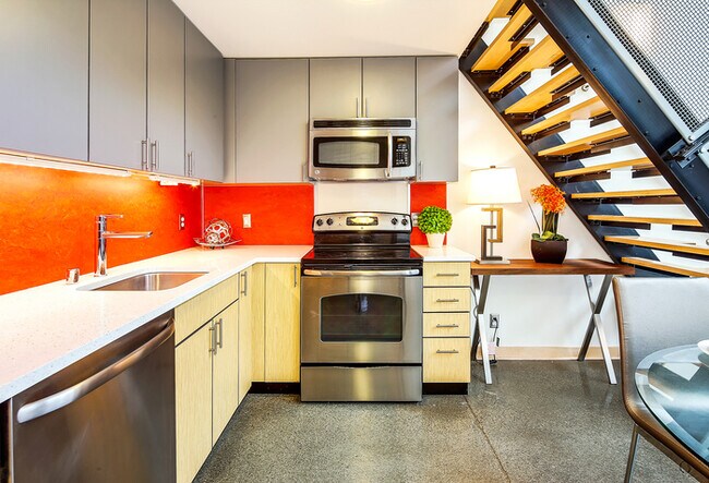 Building Photo - Modern Loft