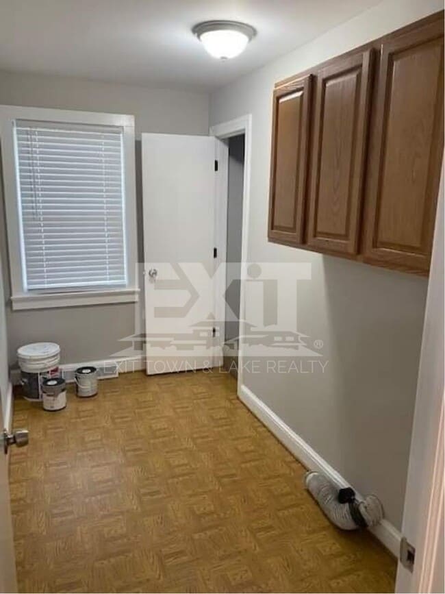 Building Photo - Close to Shopping, Hospital, Schools, Restaurants