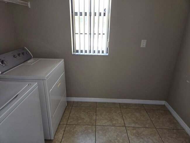 Building Photo - 1250 Clove Dr