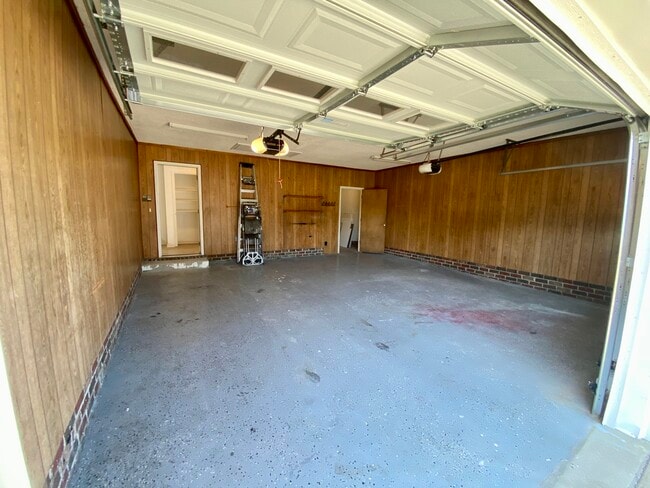 Building Photo - 2560 Nicholson Dr