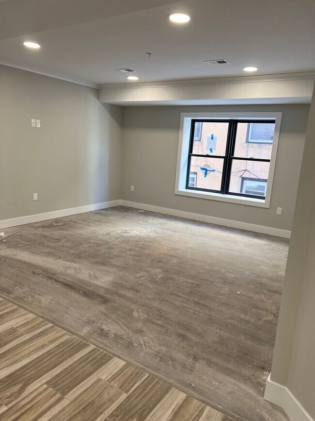 Building Photo - 647 N 5th St