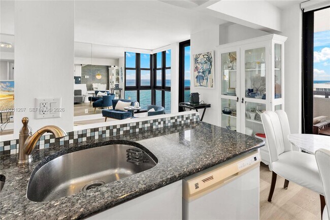 Building Photo - 2555 Collins Ave