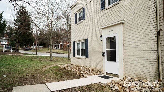 Building Photo - Move in special! First month free rent!