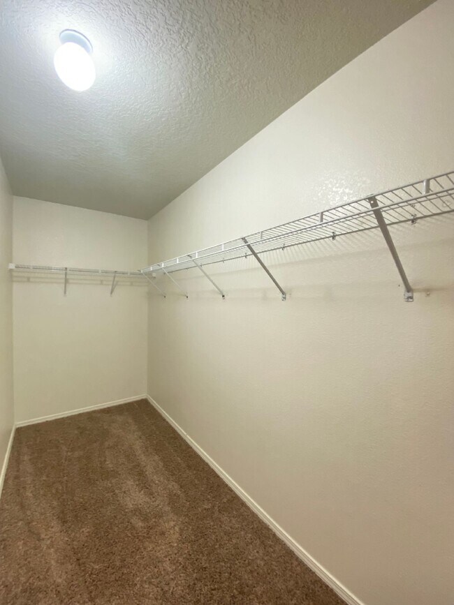 Building Photo - Spacious 3BR/2Bath/2Living - 1 Car Garage