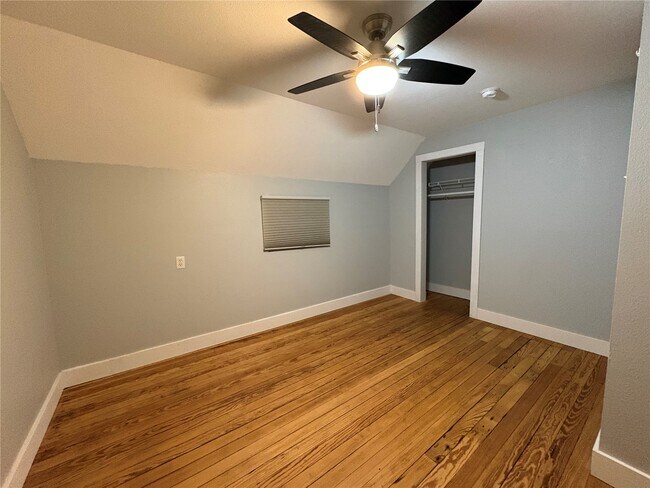 Building Photo - 115 W 6th St