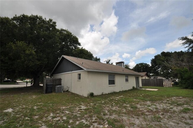 Building Photo - 828 Cinnamon Dr E